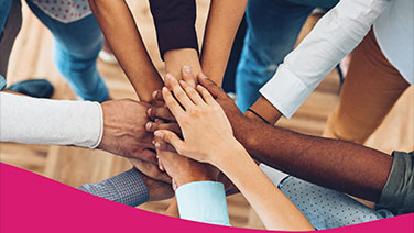 Viele Hände zusammengestreckt.