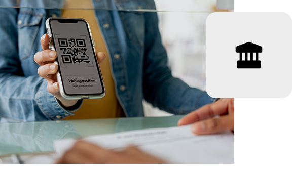 Person prüft QR-Code auf Smartphone für sicheren Online-Zugang