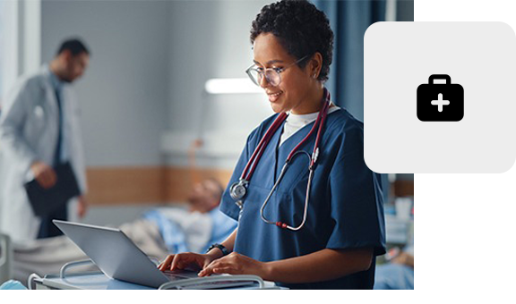 Medizinische Fachkraft arbeitet am Laptop in einer modernen Klinik