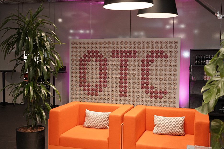 Donut Wall auf dem Digital X Warmup der T Cloud Public