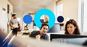 Zwei Personen am Laptop im Büro von Randstad