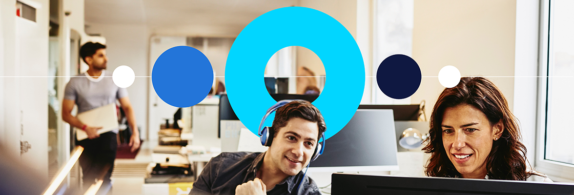 Zwei Personen am Laptop im Büro von Randstad