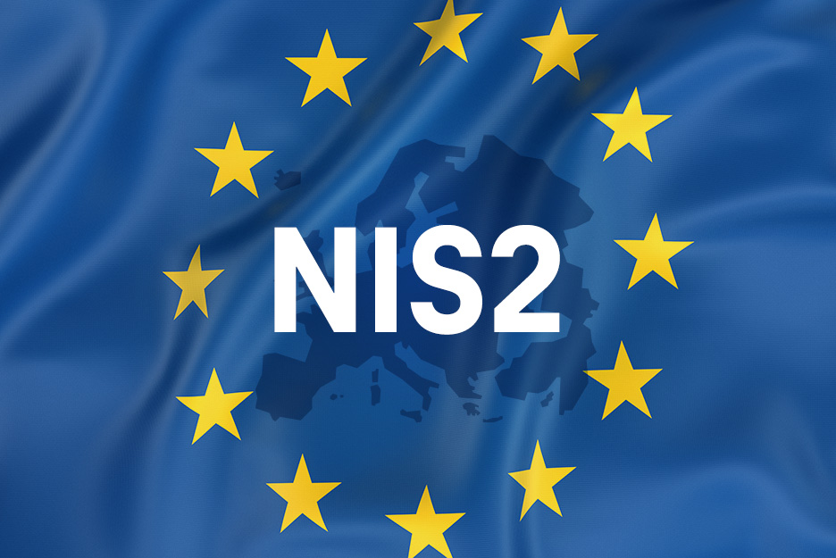 Flagge mit Silhouette Europas, Europa-Logo und Aufschrift "NIS2"