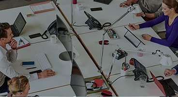 Bild eines Kundenmeetings mit Frauen und Männern an einem Tisch