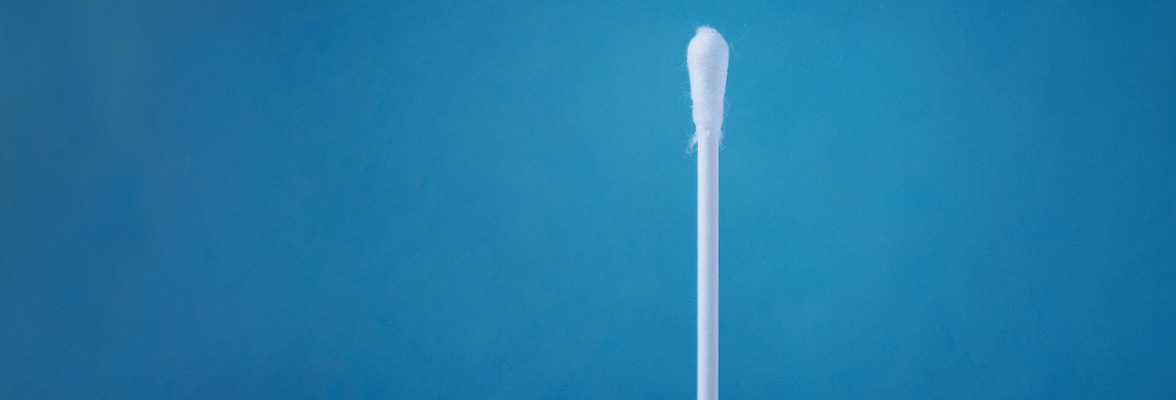 PCR-Teststab vor blauem Hintergrundd