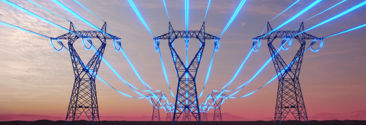 Hochspannungsleitungen mit blauem Licht vor einem farbigen Horizont