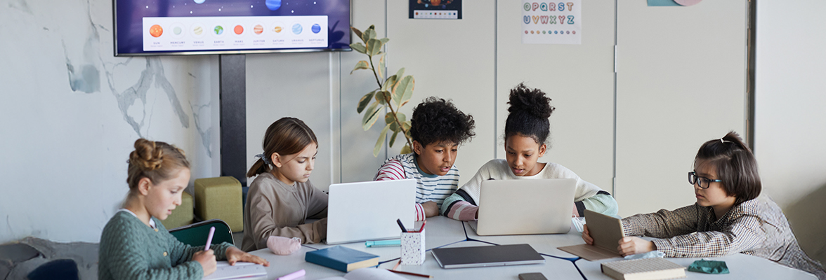 Schulkinder lernen an Laptops