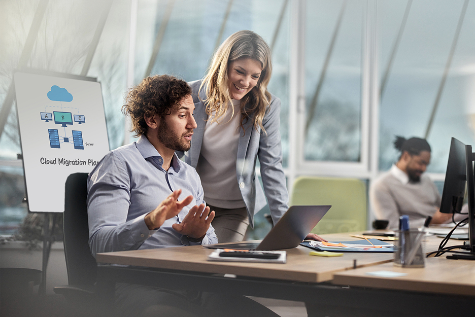 Enterprise Switch Cloud Migration Menschen sitzen vor einem Rechner in einem Büro