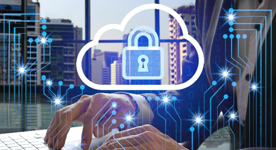 Hände eines Mannes auf einer Laptop Tastatur, im Vordergrund des Bildes ein digitales Schloss in einer Cloud 