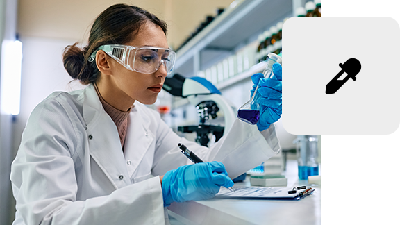 Laborfachkraft führt chemische Analyse mit Pipette und Schutzkleidung durch