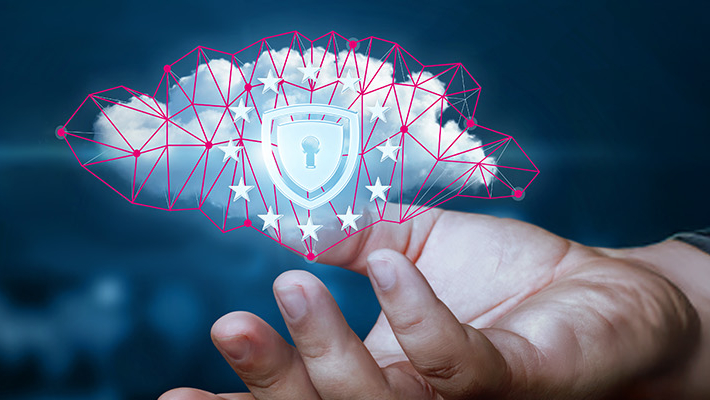 Hand hält eine digitale Cloud mit Schloss-Symbol und EU-Sternen, Darstellung von Cloud-Sicherheit und Datenschutz in Europa.