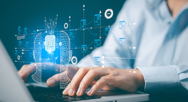 Frau tippt auf Laptop, ein Diagramm mit Gitternetzkopf liegt über dem Bild