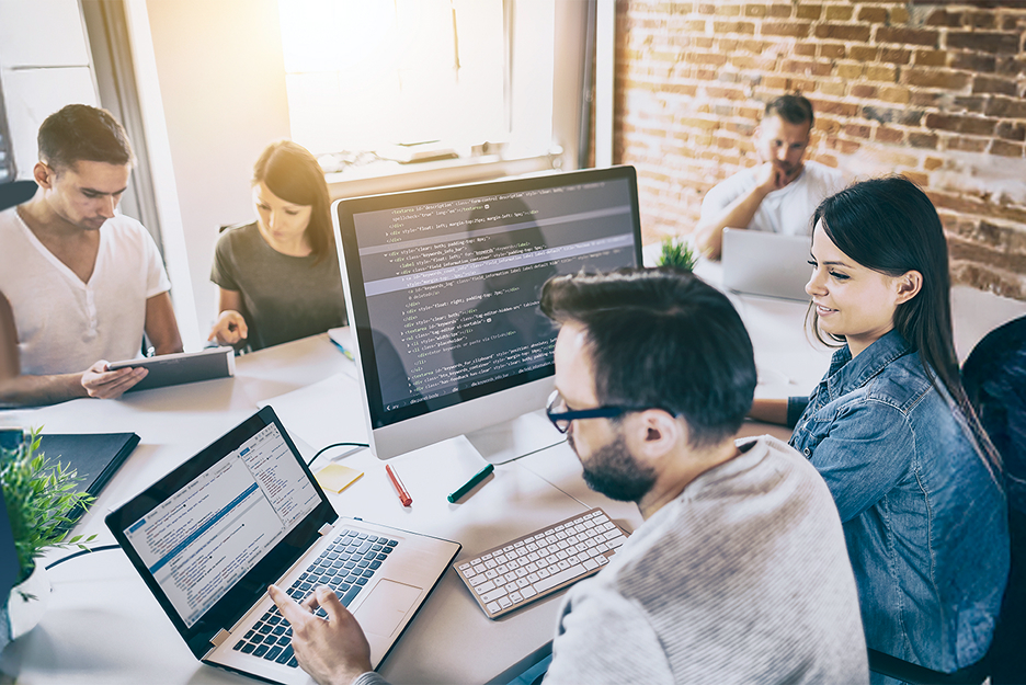 Ein Team aus Entwicklern und Ops-Engineers arbeitet gemeinsam.