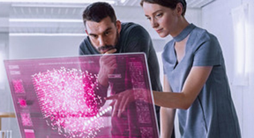 Eine Frau und ein Mann schauen gemeinsame auf einen virtuellen Bildschirm