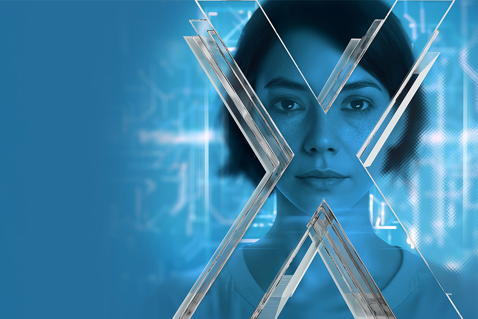 Porträt einer Frau mit kurzem dunklem Haar, frontal, blauer Hintergrund, großes silbernes X über dem Gesicht.