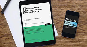 Tablet zeigt Titelbild des neuen Forrester WAVE™-Report, der Orientierung im europäischen Cloud-Markt gibt.