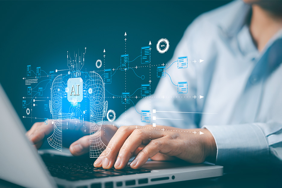 Person tippt auf Laptop, während KI-Visualisierung mit Datenflüssen und einem digitalen Kopf mit „AI“-Label eingeblendet ist.